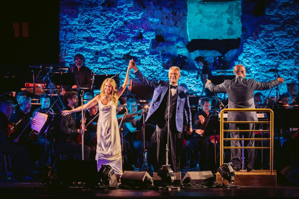 Δείτε τον Andrea Bocelli να τραγουδά για πρώτη φορά με Ελληνίδα τραγουδίστρια, την Αθηνά Ανδρεάδη Athena Andreadis-Andrea Bocelli