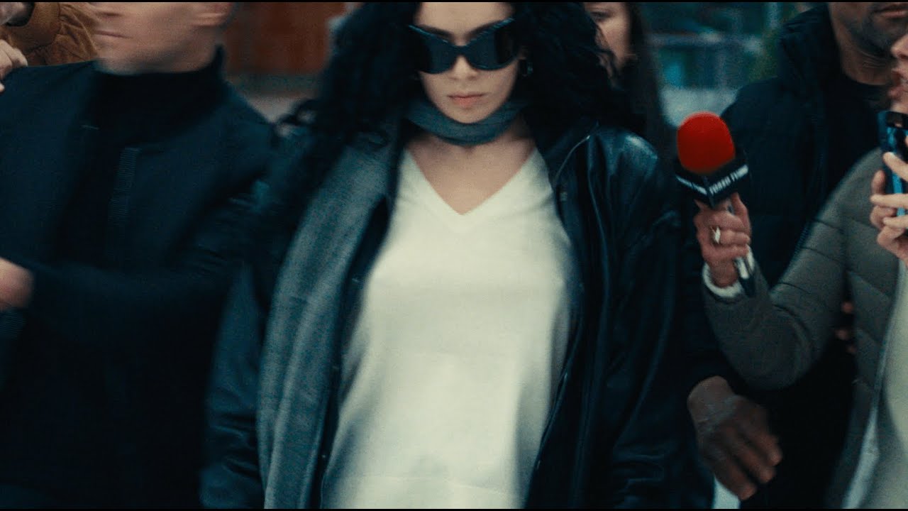 Η pop star Charli XCX κυκλοφορεί το νέο της βίντεο κλιπ για το τραγούδι “Von Dutch” Η pop star Charli XCX κυκλοφορεί το νέο της βίντεο κλιπ για το τραγούδι “Von Dutch”