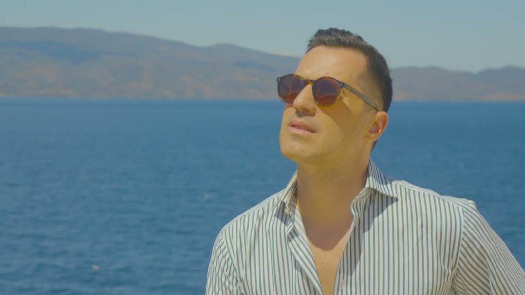Αδάμ Τσαρούχης “Αυγουστιάτικο Φιλί” | Video Αδάμ Τσαρούχης “Αυγουστιάτικο Φιλί” | Video