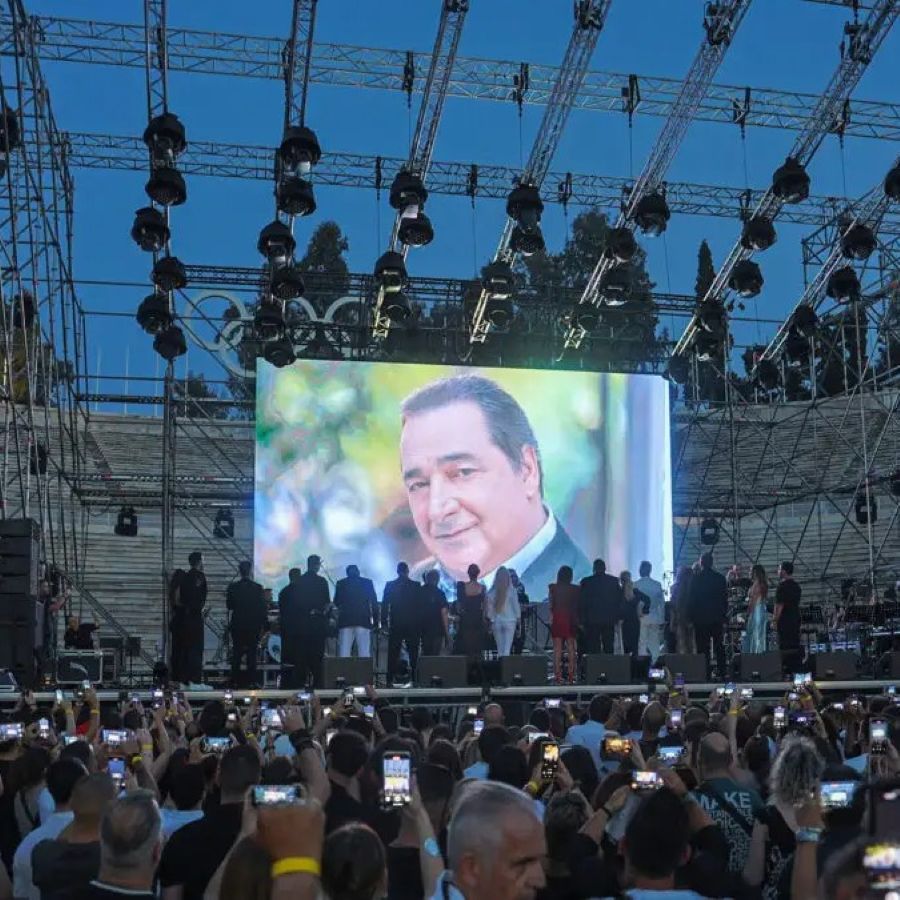 Βασίλης Καρράς: Όλο το Καλλιμάρμαρο μια τεράστια αγκαλιά στη συναυλία-αφιέρωμα στον σπουδαίο ερμηνευτή Vasilis-Karras-kallimarmaro