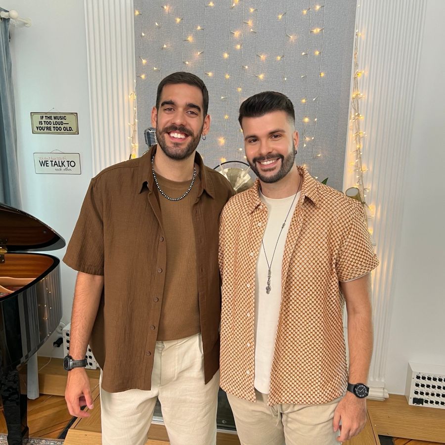 Γιώργος Χουβαρδάς “Σ’ έναν κόσμο που φοβάται την αγάπη”: Tο συγκινητικό νέο τραγούδι σε στίχους Κωνσταντίνου Τσακαλάκη