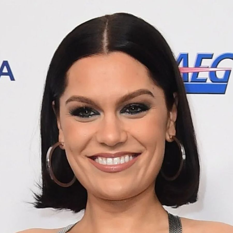 Jessie J επιστρέφει δυναμικά με το νέο single “Comes In Waves”: Μια συναισθηματική pop εμπειρία Jessie J-Comes In Waves