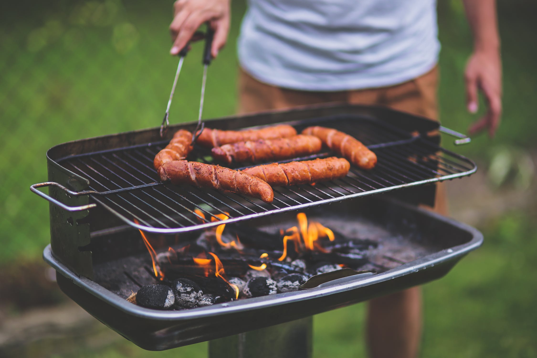 Grillen im Freien mit Holzkohle stellt zurzeit eine ernstzunehmende Brandgefahr dar.