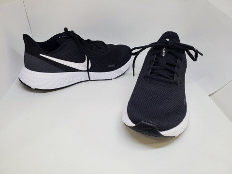 נייק REVOLUTION - שחור לבן