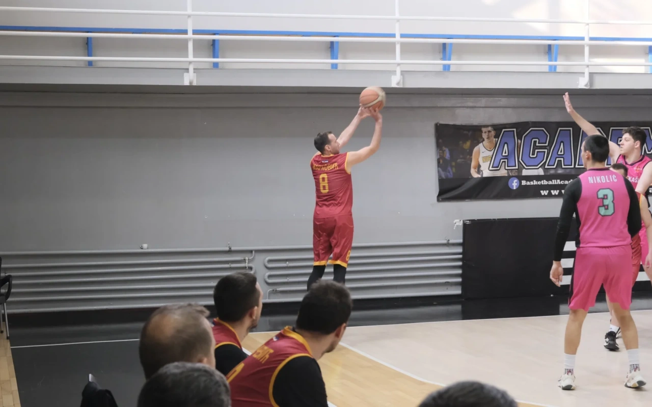 Tesna pobeda u GOLD C LIGA: Unučići 57, Klošarkaši 56