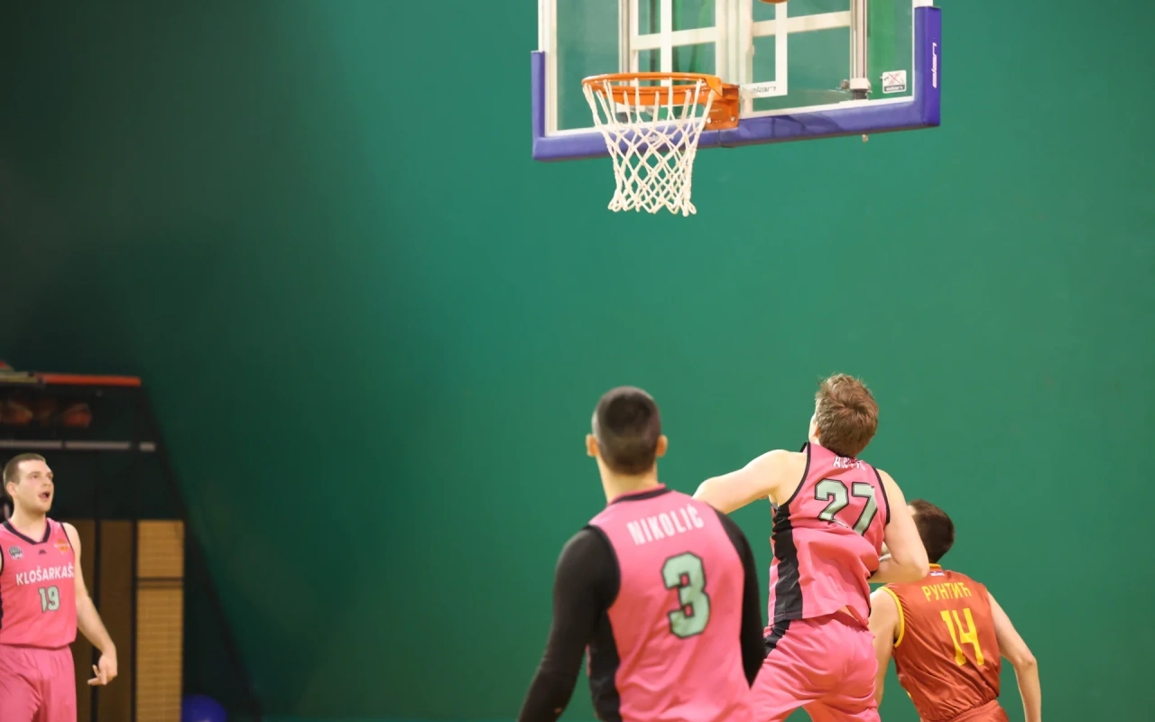 GOLD C LIGA: Klošarkaši — Unučići 45:65