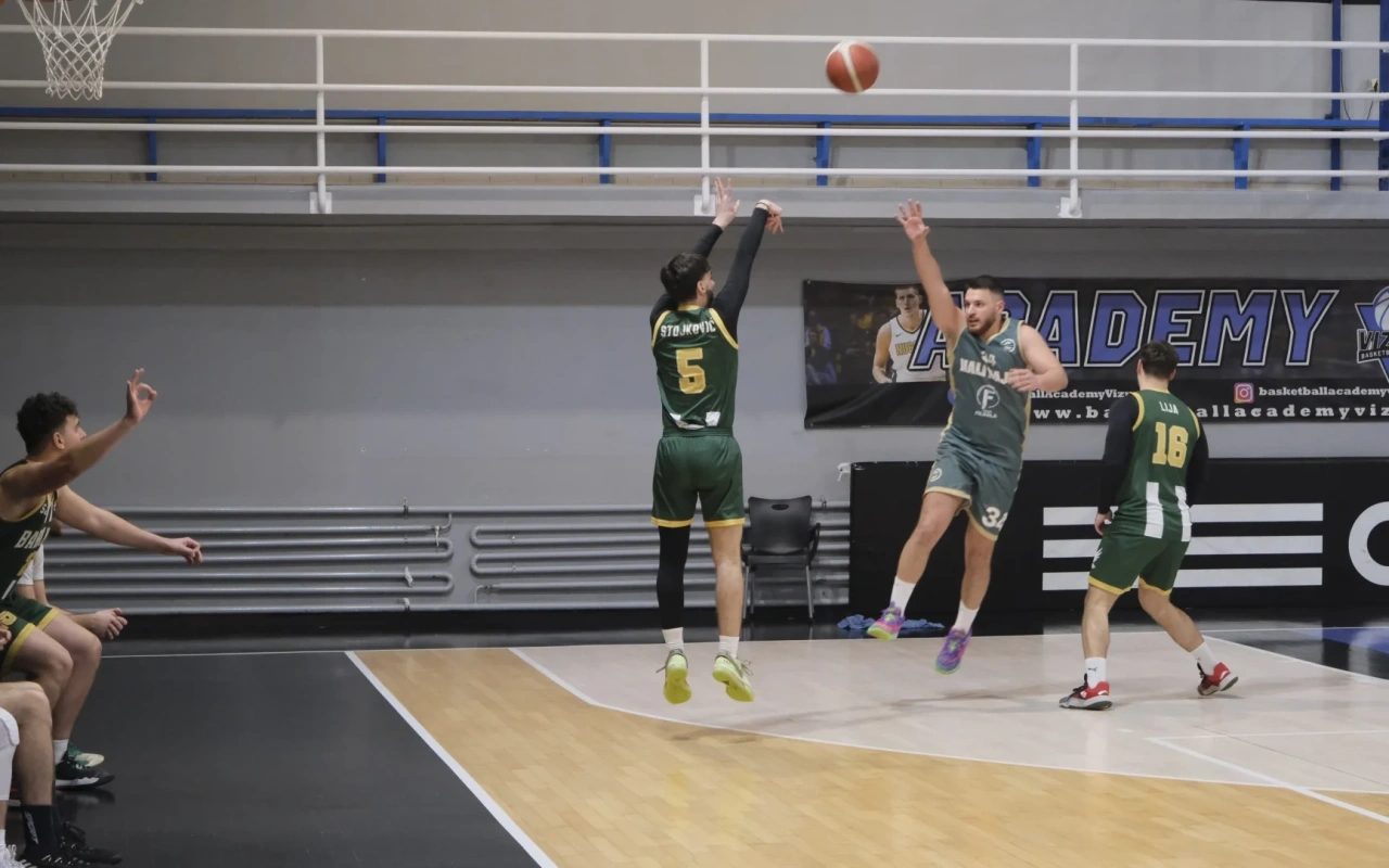 Mali Hajni rutinski do pobede nad Barandom — Pajić dominirao