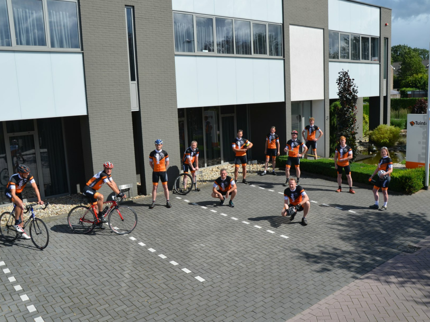 Sportieve medewerkers in fietskleding van Tuinte