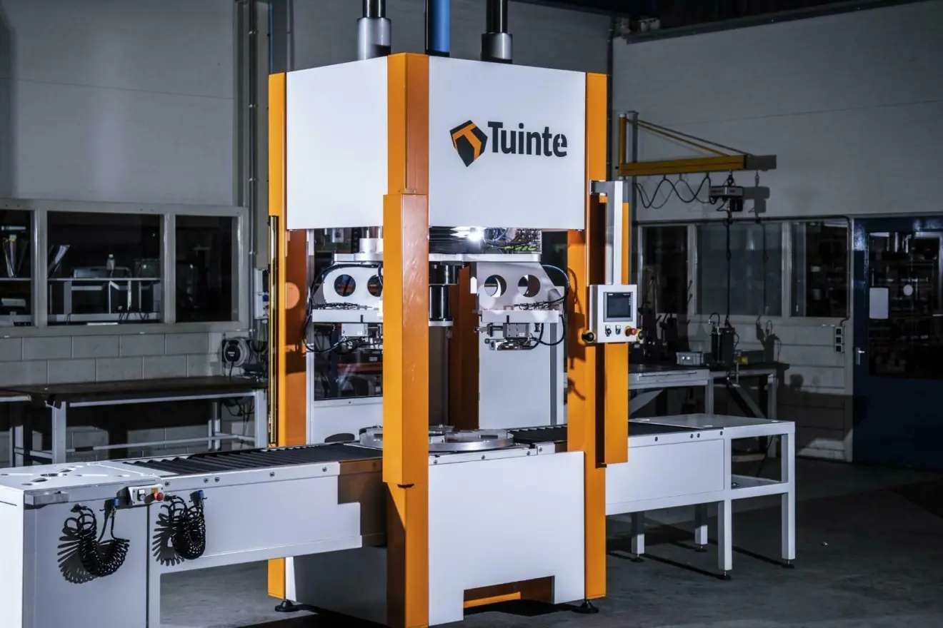 Speciaal machinebouw project nieuwe cilinderspers voor HP Valves