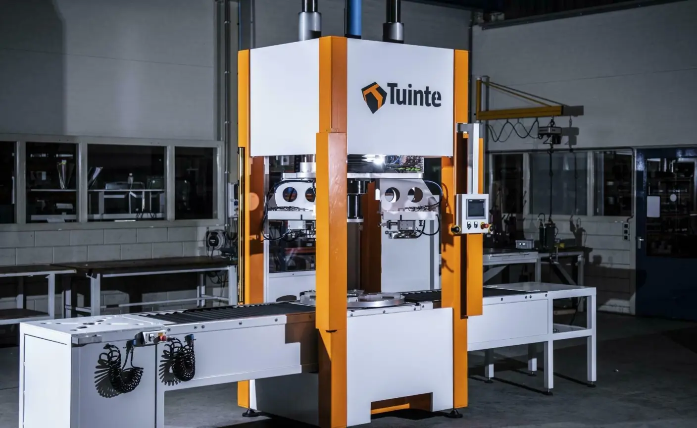 Speciaal machinebouw project nieuwe cilinderspers voor HP Valves