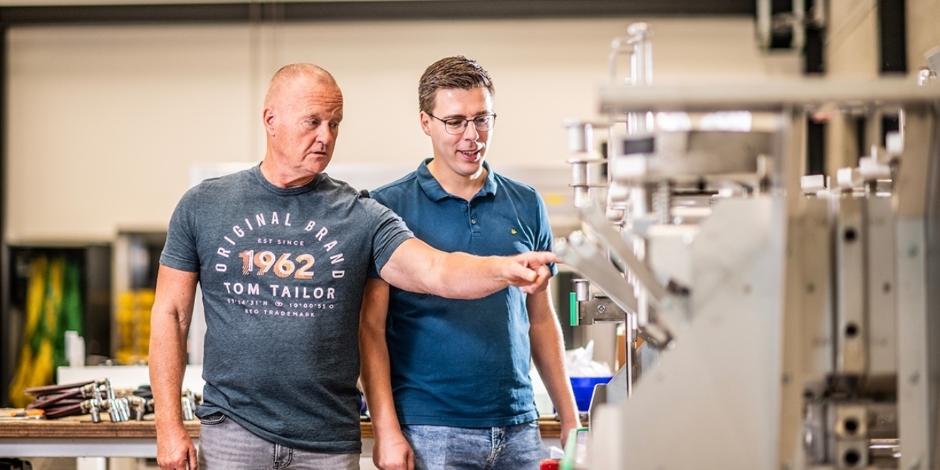 Geert in overleg met collega engineer