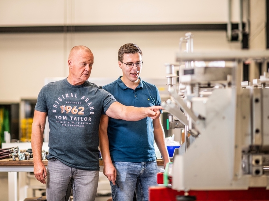 Geert in overleg met collega engineer