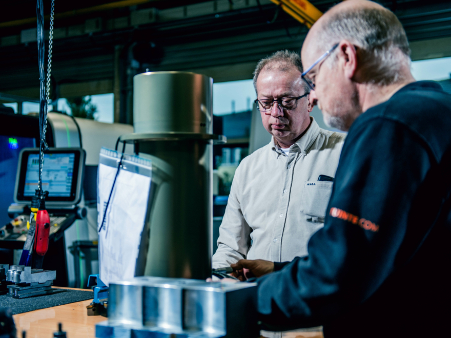 Rob in overleg over de maakbaarheid van een complex onderdeel