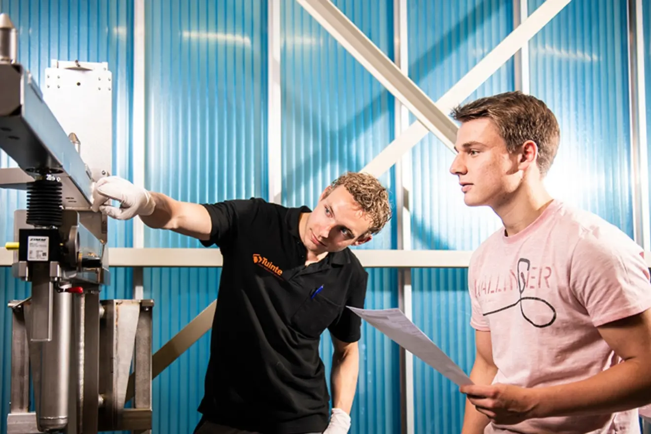 Bob als meewerkend voorman in overleg met stagiair