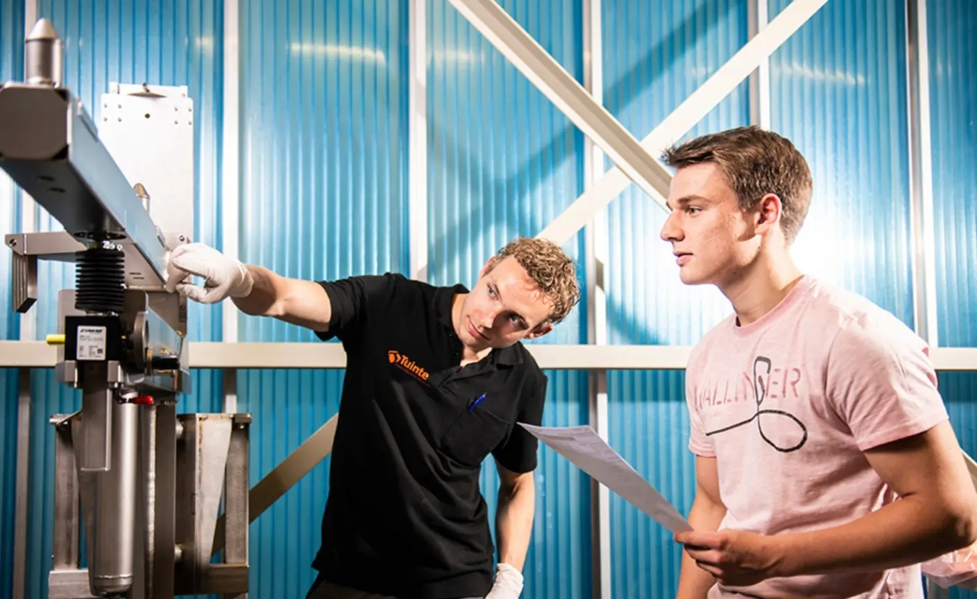 Bob als meewerkend voorman in overleg met stagiair