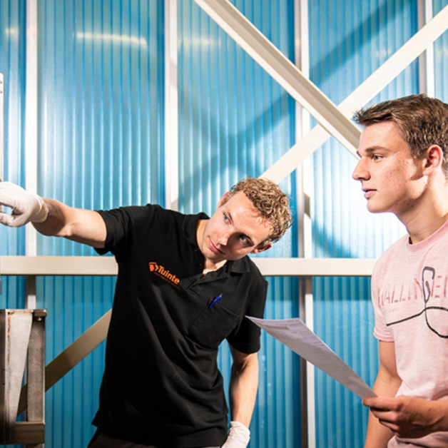 Bob als meewerkend voorman in overleg met stagiair