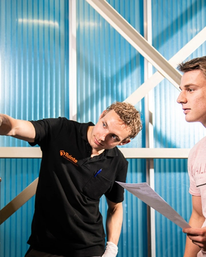 Bob als meewerkend voorman in overleg met stagiair