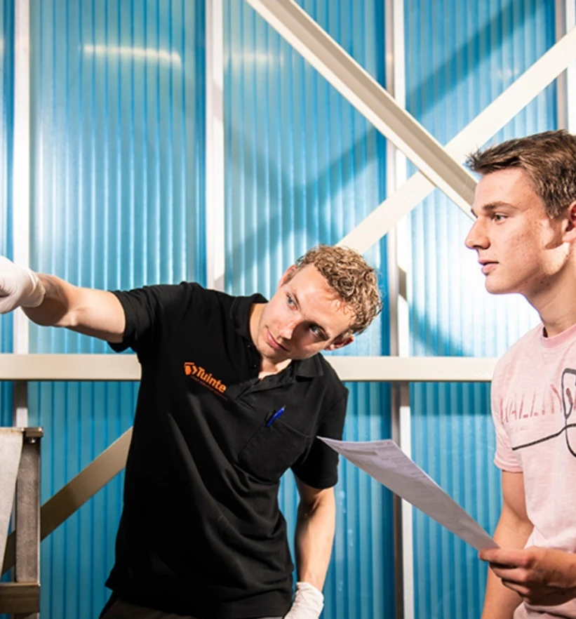 Bob als meewerkend voorman in overleg met stagiair