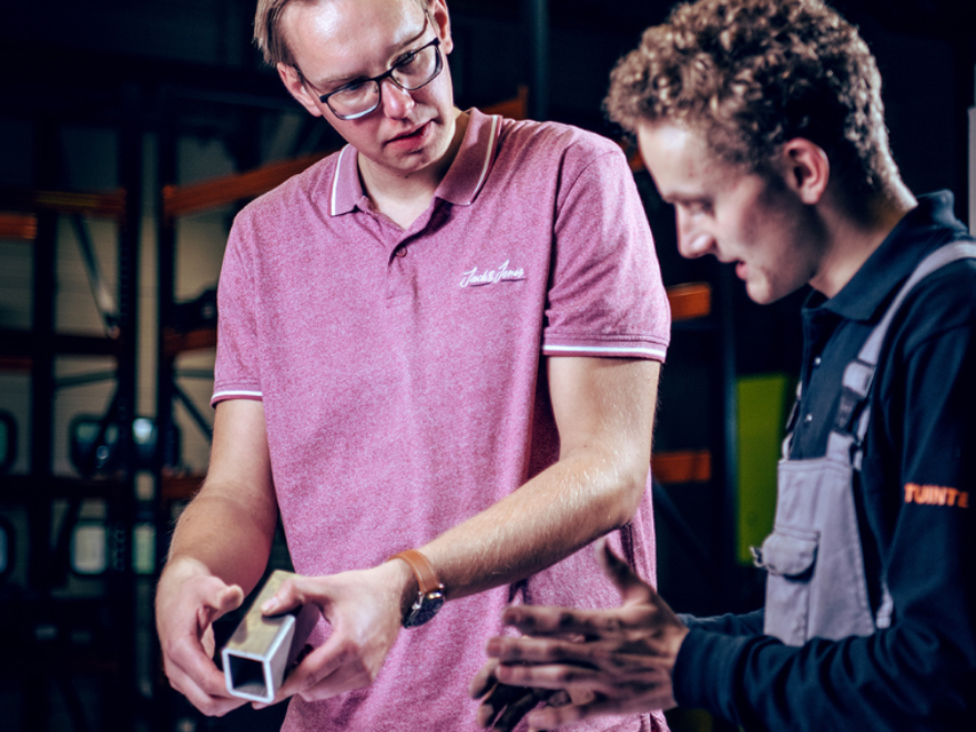 Rutger in overleg met collega lasser Yip