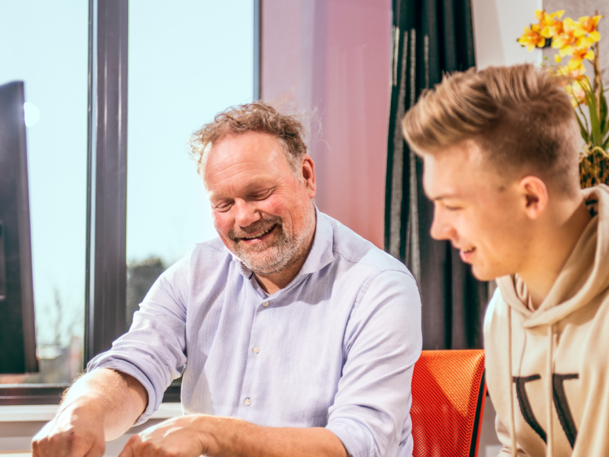 Marcel in overleg met stagiair Jorrick