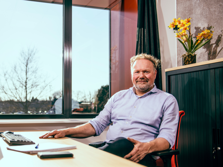 Marcel geniet van zijn prettig werkplek op de nieuwe locatie aan Het Assink 2