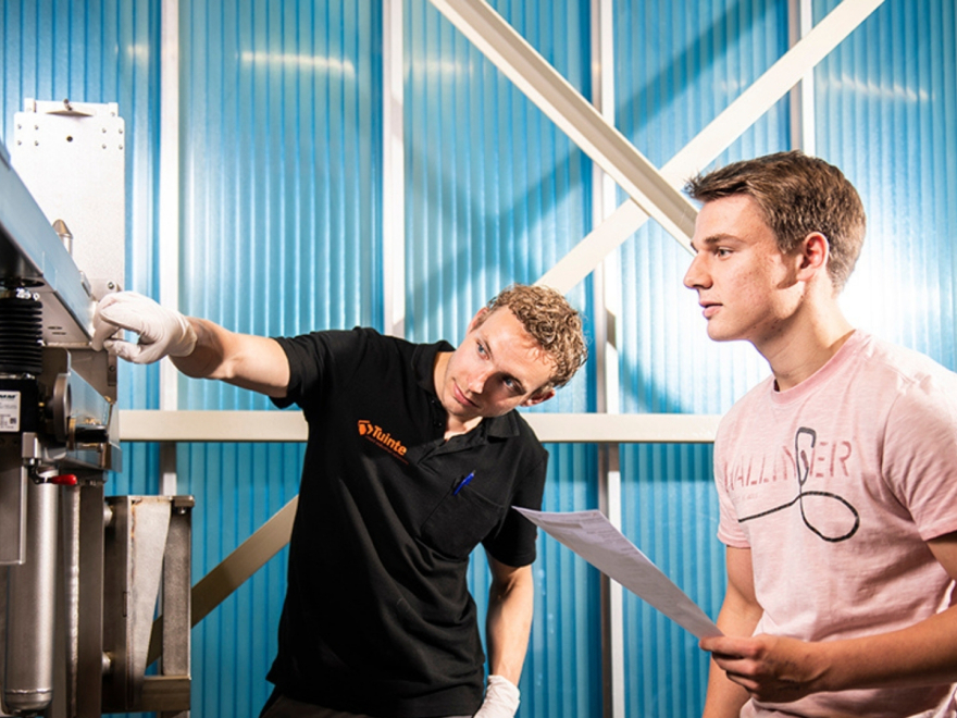 Bob als meewerkend voorman in overleg met stagiair