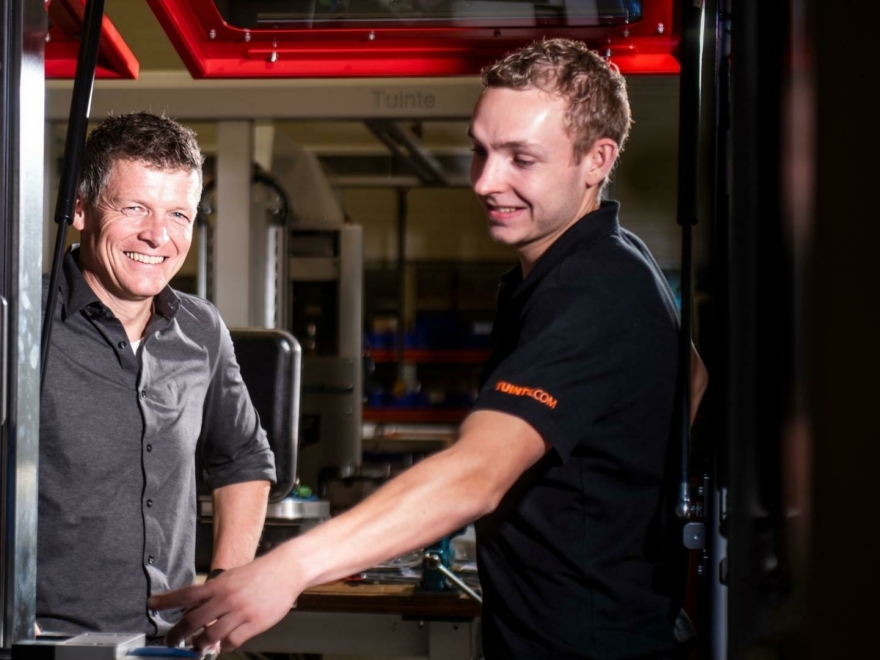 Bob (rechts) in overleg met Bert (manager operations)