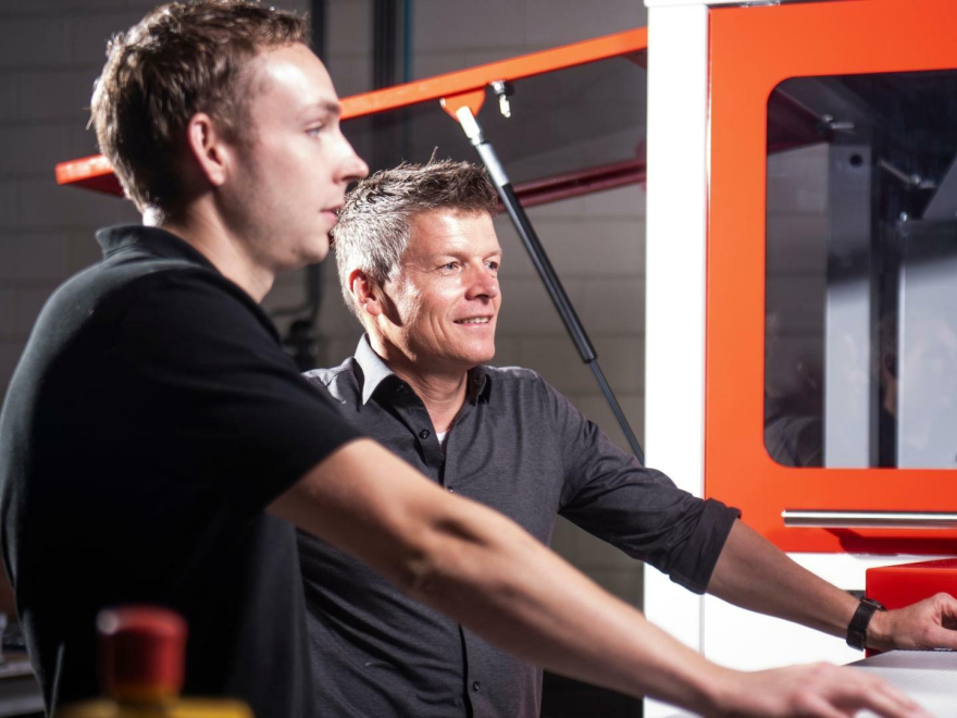 Bob inspecteert een klant specifieke machine