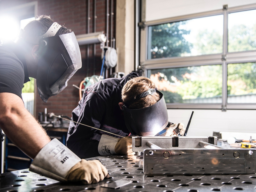 Tom is geschoold op het niveau van International Welding Technologist