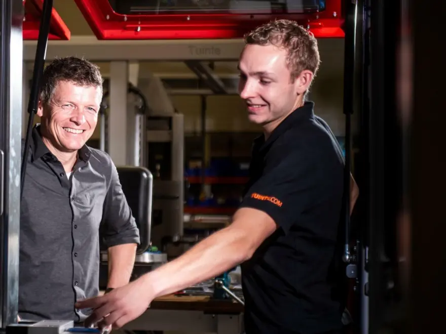 Bob (rechts) in overleg met Bert (manager operations)