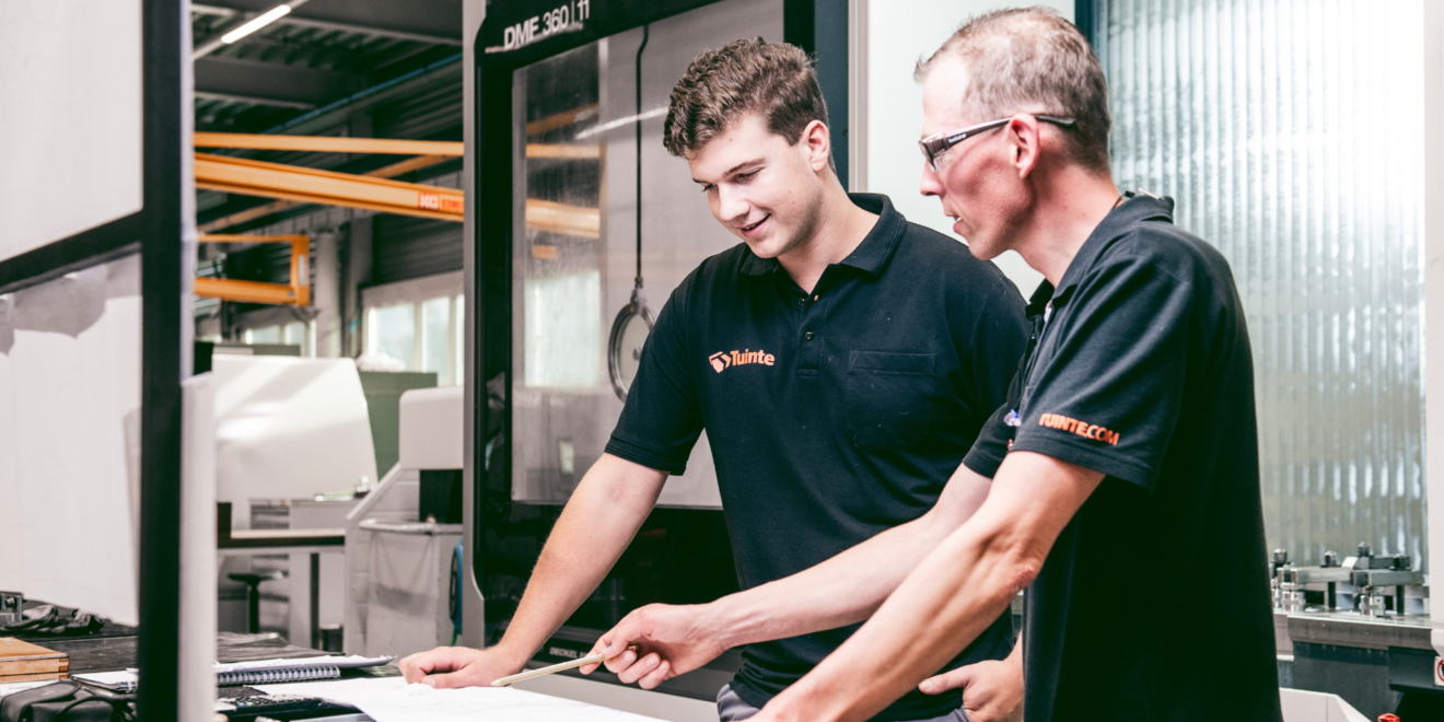 CNC Frezers Ramon en Wilco in overleg over de maakbaarheid van een product.