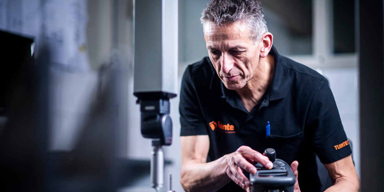 Kwaliteitsfunctionaris Hans in de meetkamer van Tuinte