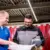 Tom (links) teamleider bedrijfsbureau in overleg met Ali (lasser)