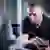 Kwaliteitsfunctionaris Hans in de meetkamer van Tuinte