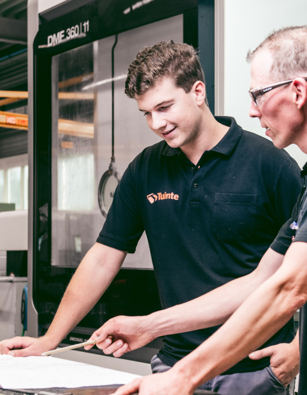 CNC Frezers Ramon en Wilco in overleg over de maakbaarheid van een product.