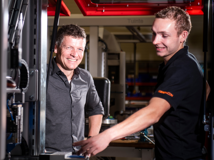 Bert (manager operations) met Bob (meewerkend voorman machinebouw/cleanroom)