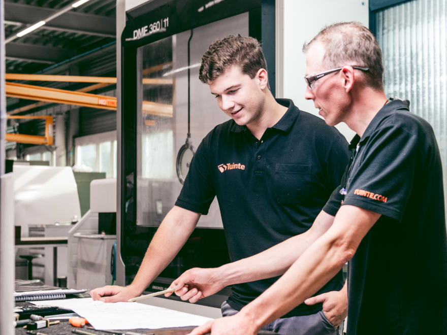 CNC Frezers Ramon en Wilco in overleg over de maakbaarheid van een product.