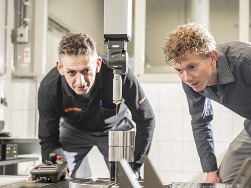 Hans (kwaliteitsfunctionaris) en Wouter (project engineer) zien toe op kwaliteit!