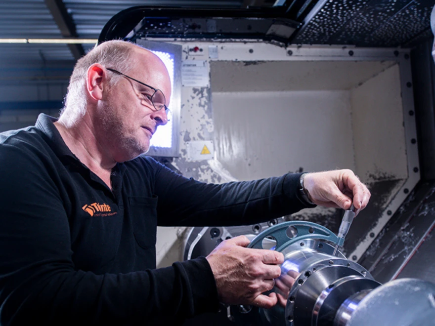 Dinand één van onze CNC draaiers