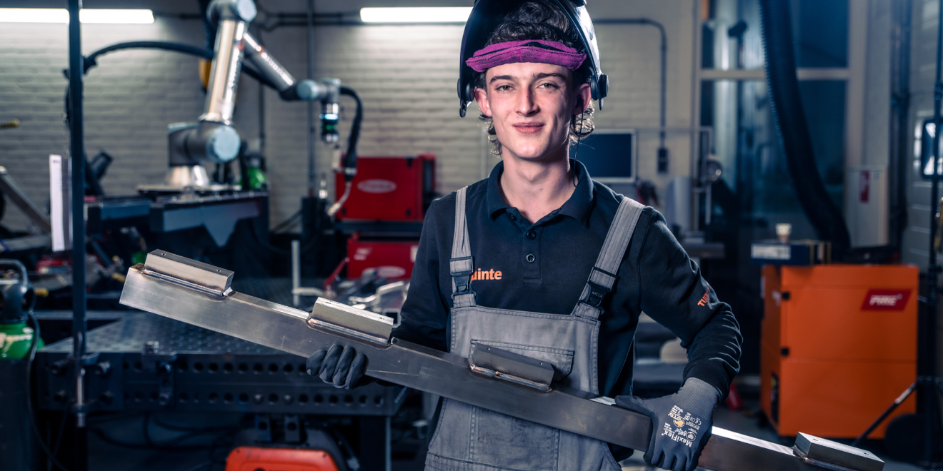 Bas trots met zijn lasdeel