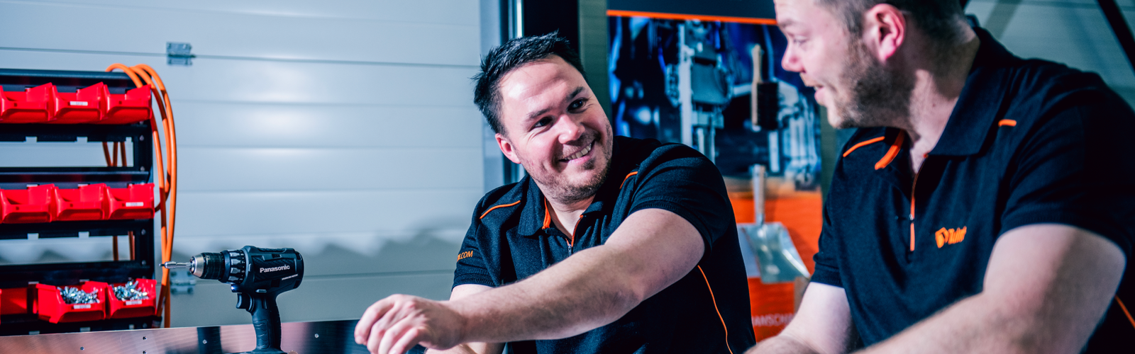 Tim en Jeffrey aan het monteren L