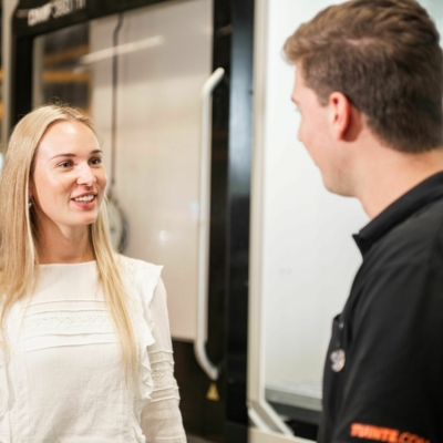 Daniëlle in gesprek met stagiair