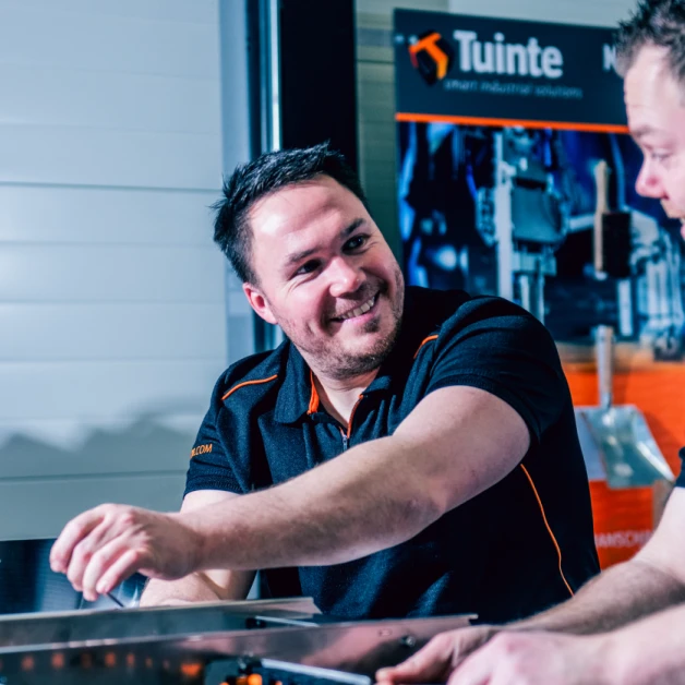 Tim en Jeffrey aan het monteren L