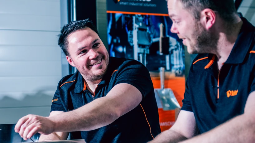 Tim en Jeffrey aan het monteren L