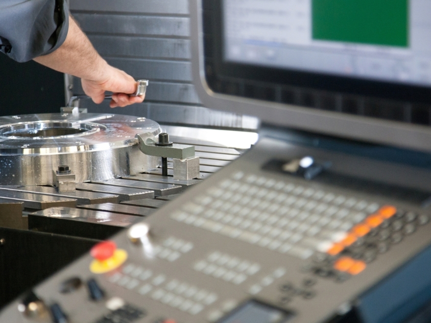 Gedraaid aluminium producten wordt gefreesd