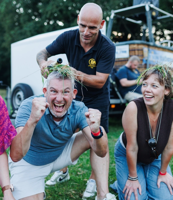 Juichende Nou medewerker