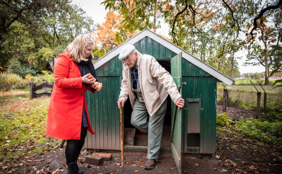 Oudere man met begeleider van Sensire