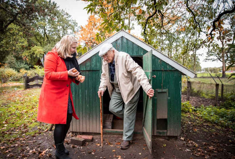 Oudere man met begeleider van Sensire