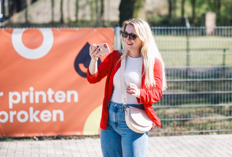 Nieuwe collega Fleur met mobiel