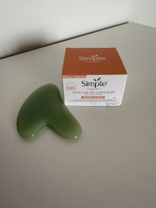 Simple krema i gua sha masažer